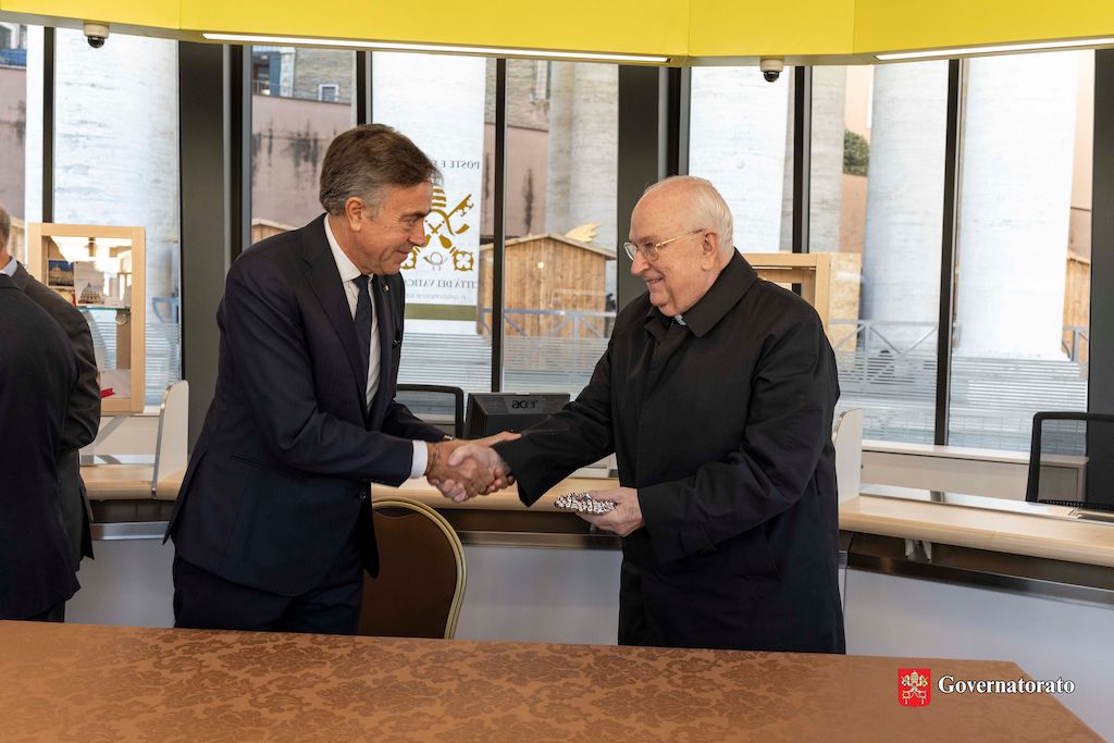 Inaugurato il nuovo Ufficio Postale mobile in Piazza San Pietro alla presenza del Cardinale Fernando Vérgez Alzaga e del Direttore Generale di Poste Italiane, Giuseppe Lasco